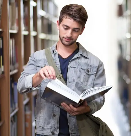 Студент читает книгу